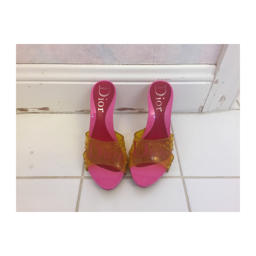 SUPER STYLISH: Pink and Yellow sandal heel
